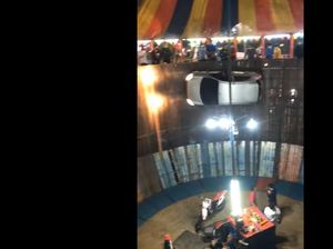 Gak Zaman Pakai Motor, Atraksi Tong Setan Ini Pakai Mobil