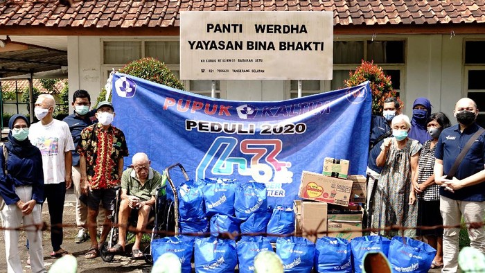 Bakti Sosial untuk Warga yang Membutuhkan Ketua Persatuan Istri Karyawan PT Pupuk Kaltim ( PIKA PKT) Dini Ipong (tengah) didampingi staf KPJ Pupuk Kaltim Asep Dodi (kiri), menyerahkan bantuan paket sembako kepada perwakilan pengurus Panti Werdha Yayasan Bina Bhakti, di Jakarta, Selasa (22/12/2020). Dalam rangka memperingati HUT ke 43 Pupuk Kaltim melakukan bakti sosial dengan menyerahkan paket sembako dan perlengkapan sekolah untuk sekolah harapan Tanah Merah yang siswa dan siswinya anak-anak kurang mampu, agar dapat meringankan beban selama masa pandemi covid 19.