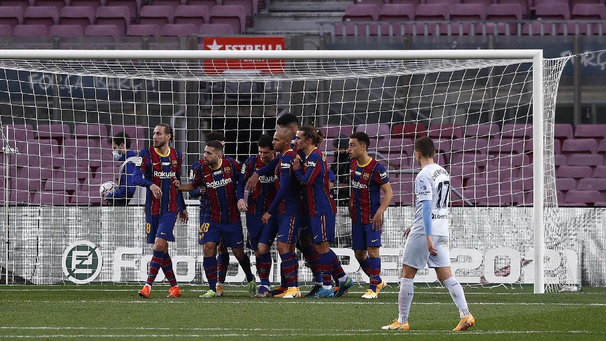 Ronald Koeman menyebut Barcelona dalam situasi rumit (Foto: Getty Images/Eric Alonso)