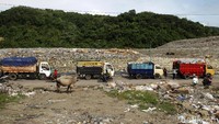 Warga melakukan pemblokiran akses jalan masuk TPST Piyungan sejak Jumat 18 Desember 2020 imbas dari volume sampah yang melebihi kapasitas daya tampung TPST Piyungan serta tidak adanya saluran pembuangan air dari tumpukan sampah yang mencemari air di pemukiman warga.