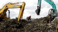 Sementara itu terlihat dua buah ekskavator dikerahkan untuk mengurai gunungan sampah guna mengatasi keterbatasan kapasitas daya tampung sampah TPST piyungan.