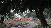 Pemerintah Provinsi DKI Jakarta melalui Dinas Ketahanan Pangan, Kelautan dan Pertanian mendirikan Agro Edukasi Wisata Ragunan.