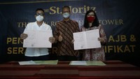 Associate Director PT. Mandiri Cipta Gemilang selaku developer Darwin A Roni saat serah terima secara simbolis 204 sertifikat unit The New Royal Suite Tower kepada pemilik, di Jakarta.
