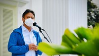 Selain itu, Budi mengatakan banyaknya angka positif COVID-19 ini harus membuat masyarakat sadar, sehingga diperlukan kerja keras untuk membantu pemutusan penyebaran COVID-19. Pool/Laily Rachev-Biro Pers Sekretariat Presiden