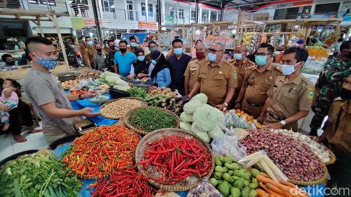Bupati Kuningan Acep Purnama sidak pasar tradisional pantau harga kebutuhan pokok.