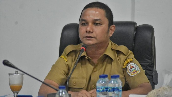 Bupati Tapteng, Bakhtiar Ahmad Sibarani saat rapat (Foto: Istimewa)