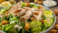 Racikan Caesar salad yang nikmat berawal dari chef Caesar Cardini yang ingin memberi makan orang-orang asal California. Ia menggabungkan Romaine lettuce dengan bahan-bahan yang ada hingga menjadi racikan khas. Foto: iStock