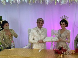 Pernikahan Drive-thru, Pengantin Sambut 10.000 Tamu Tanpa Turun dari Mobil