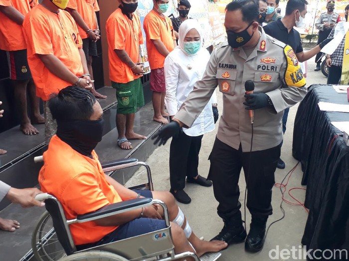 Dua pelaku curanmor diamankan Tim Resmob Polres Bojonegoro. Keduanya terpaksa dihadiahi timah panas karena melawan saat ditangkap.