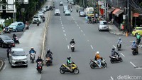 Tak sedikit pengendara motor yang nekat melawan arah untuk mempersingkat waktu tempuh.