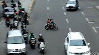 Aksi nekat tersebut tak hanya dapat membahayakan diri sendiri tetapi juga pengguna jalan lainnya.