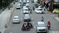Minimnya pengawasan dari petugas terkait juga turut membuat sejumlah pengendara motor tak jera dan takut untuk melawan arah saat tengah berkendara di kawasan tersebut.