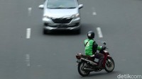 Aksi nekat seorang pengendara motor saat tengah melawan arah di jalan Hayam Wuruk, Jakarta.