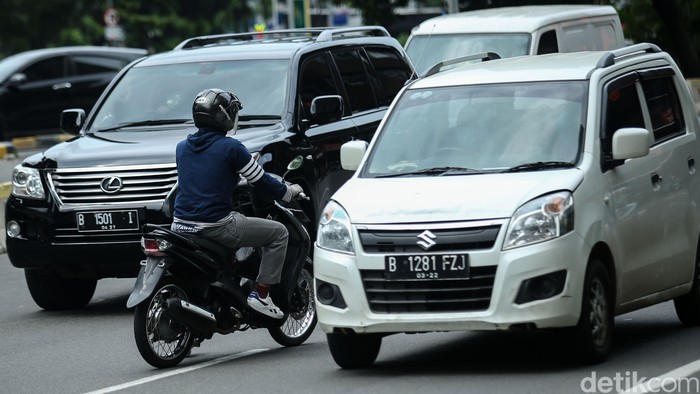 Tak jarang masih kerap ditemukan pemotor yang nekat lawan arah saat berkendara di Ibu Kota. Mereka beralasan hal itu dilakukan untuk mempersingkat waktu tempuh.