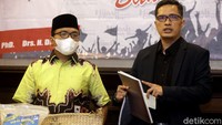 Dalam gugatan ke MK itu, Denny akan didampingi sejumlah pengacara, salah satunya mantan juru bicara KPK, Febri Diansyah. Febri mengatakan permohonan gugatan tersebut kemungkinan akan didaftarkan ke MK Selasa (22/12) besok. Febri mengaku pihaknya akan membuktikan sejumlah dugaan pelanggaran dan kecurangan di Pilgub Kalsel tersebut.