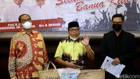 Sebelumnya diberitakan, Denny Indrayana mengatakan akan memperjuangkan kemenangan di Pilkada Kalsel ke MK. Denny bahkan menggagas penggalangan dana untuk mendukung perjuangannya itu. Denny pun mengaku banyak masyarakat yang mendukung langkahnya membawa hasil perolehan suara Pilkada Kalsel ke MK.