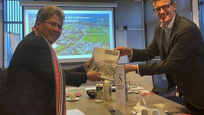 Duta Besar RI untuk Kerajaan Norwegia dan Republik Islandia Todung Mulya Lubis bertemu dengan Rektor Universitas Stavanger Klaus Mohn.  Kunjungan ke Universitas Stanvanger tersebut guna mendorong kerjasama antara universitas-universitas terkemuka di Indonesia dengan Universitas Stavanger demi menyediakan pekerja terampil di bidang pelayanan sosial, sektor energi, kesehatan dan sumber daya alam (Dok. KBRI Oslo)
