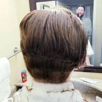 Pria ini mencoba menggunting sendiri rambut anaknya. Jadinya malah berantakan dan dia justru jadi bahan tertawaan sang ayah. Foto: Instagram, Twitter