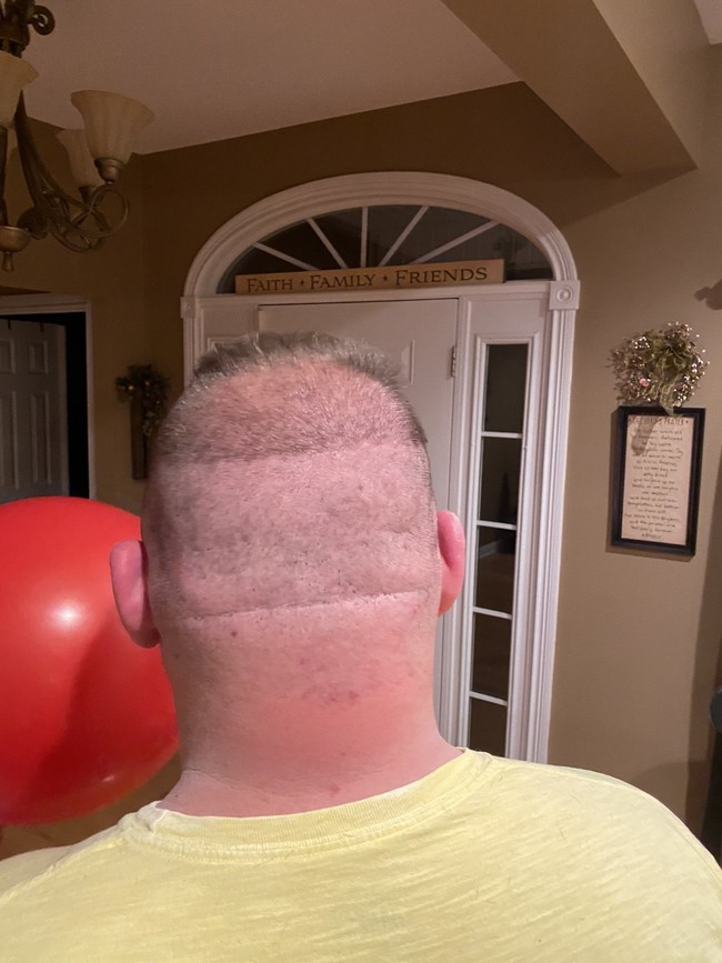 Ibu pria ini mencoba membantu memotong rambut menantunya. Duh, kasihan. Foto: Instagram, Twitter