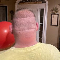 Ibu pria ini mencoba membantu memotong rambut menantunya. Duh, kasihan. Foto: Instagram, Twitter