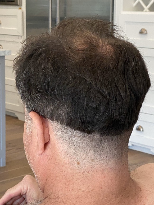 Suami wanita ini memohon-mohon untuk dipangkas rambutnya. Tapi jadinya malah berbentuk tidak keruan. Maafkan aku, sayang, tulis sang istri di Twitter. Foto: Instagram, Twitter