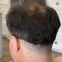 Suami wanita ini memohon-mohon untuk dipangkas rambutnya. Tapi jadinya malah berbentuk tidak keruan. Maafkan aku, sayang, tulis sang istri di Twitter. Foto: Instagram, Twitter