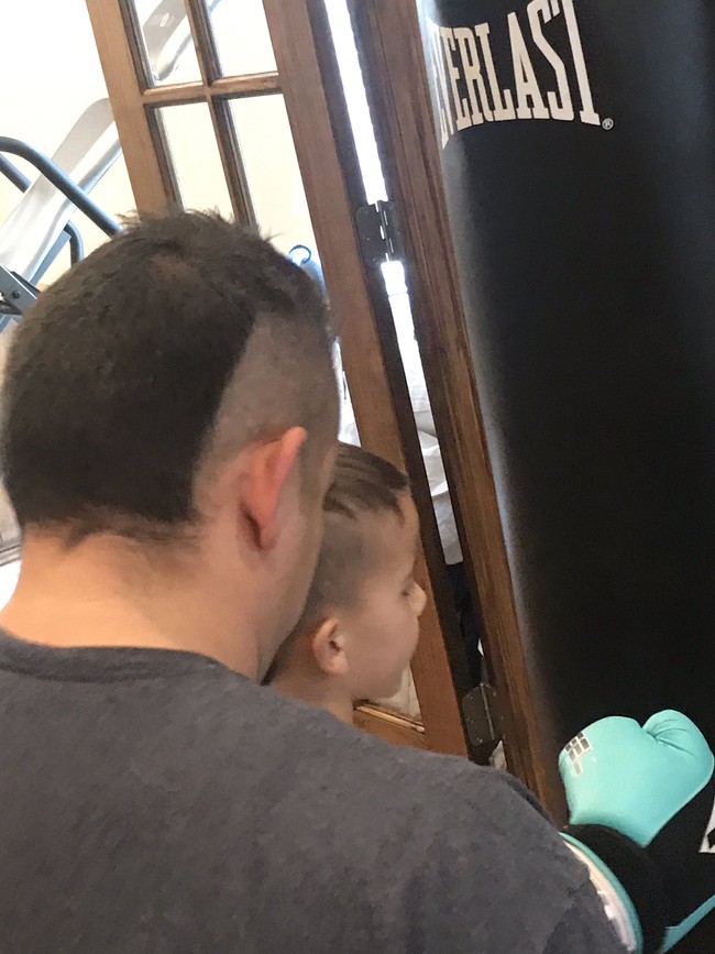 Tren potong rambut sendiri di masa pandemi ini populer dengan tagar #coronacut. Salah satu korbannya ayah dan anak. Sang ayah memutuskan potong rambut sendiri tapi hasilnya justru bencana. Foto: Instagram, Twitter