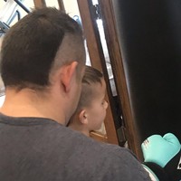 Tren potong rambut sendiri di masa pandemi ini populer dengan tagar #coronacut. Salah satu korbannya ayah dan anak. Sang ayah memutuskan potong rambut sendiri tapi hasilnya justru bencana. Foto: Instagram, Twitter