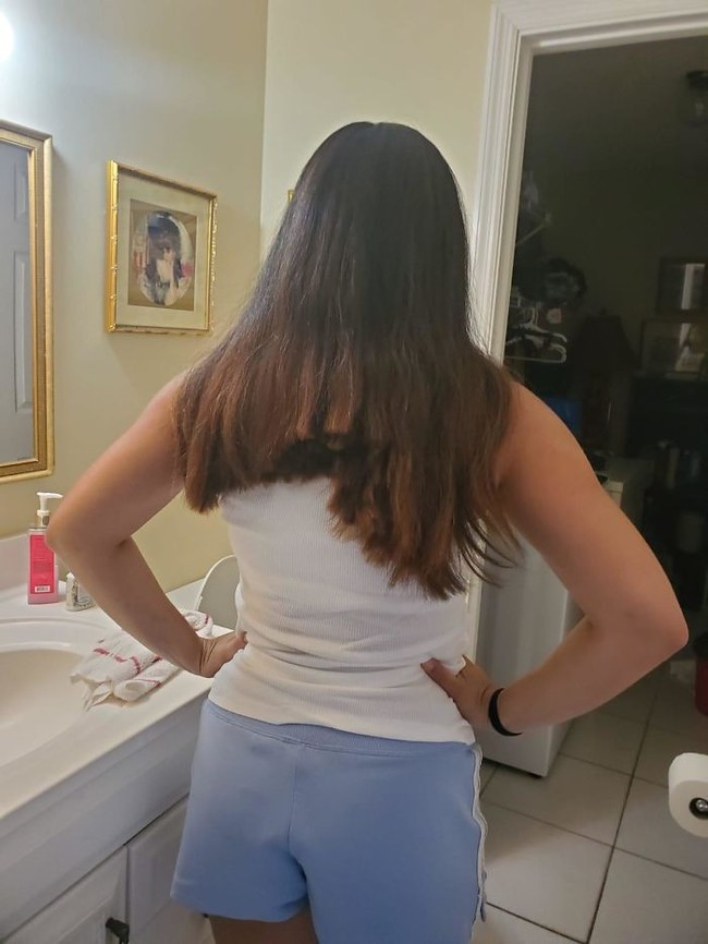 Gara-gara bosan karantina di rumah, wanita ini terlalu PD potong rambut sendiri. Lihat hasilnya yang jadi acak adul. Foto: Instagram, Twitter