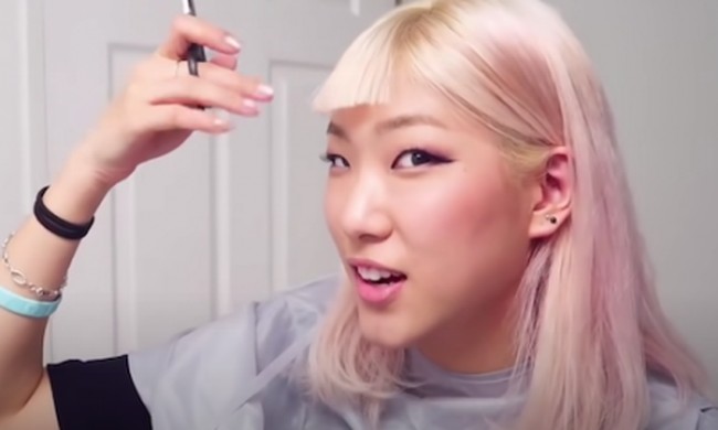 Coba-coba potong poni sendiri, rambut wanita ini malah jadi kaku seperti sapu ijuk. Foto: Instagram, Twitter