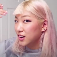 Coba-coba potong poni sendiri, rambut wanita ini malah jadi kaku seperti sapu ijuk. Foto: Instagram, Twitter