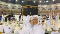 Tissa Biani mengunggah foto bareng Ibunda di depan Kabah.  (Foto: dok. Instagram) 