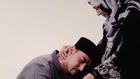 Ustaz Ahmad Al Habsyi mengunggah foto tengah bersimpuh di kaki bunda. (Foto: dok. Instagram) 