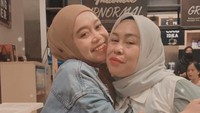 Yang sedang ramai dibicarakan publik, Lesti Kejora pun memeluk Ibundanya. (Foto: dok. Instagram) 