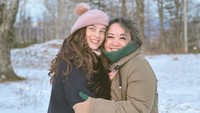 Chelsea Islan memanfaatkan momen Hari Ibu buat mengunggah foto bersama sang Mama kala menikmati musim dingin. (Foto: dok. Instagram) 