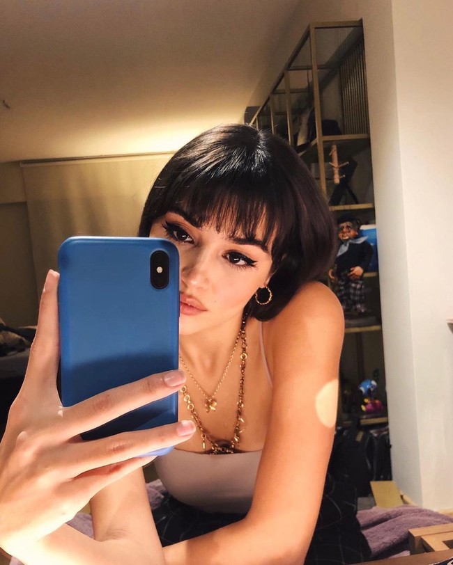 Hande Ercel mengalahkan wanita cantik lainnya seperti Angelina Jolie, Barbara Palvin, Angelina Jolie, hingga Lisa BLACKPINK. Foto: dok. Instagram