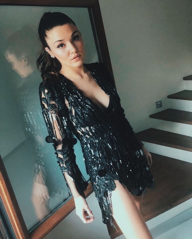 Wanita 27 tahun itu memulai karier di dunia hiburan sebagai ratu kecantikan. Hande pernah mendapatkan penghargaan Miss Civilization of the World 2012, dan finalis Miss Turkey 2012.  Foto: dok. Instagram