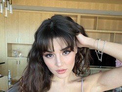 10 Foto Hande Ercel, Wanita Tercantik di Dunia Pemilik Wajah Sempurna