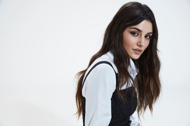 Aktris asal Turki ini namanya mulai dikenal sejak 2013 lewat drama Ask Laftan Anlamaz. Foto: dok. Instagram