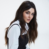 Aktris asal Turki ini namanya mulai dikenal sejak 2013 lewat drama Ask Laftan Anlamaz. Foto: dok. Instagram