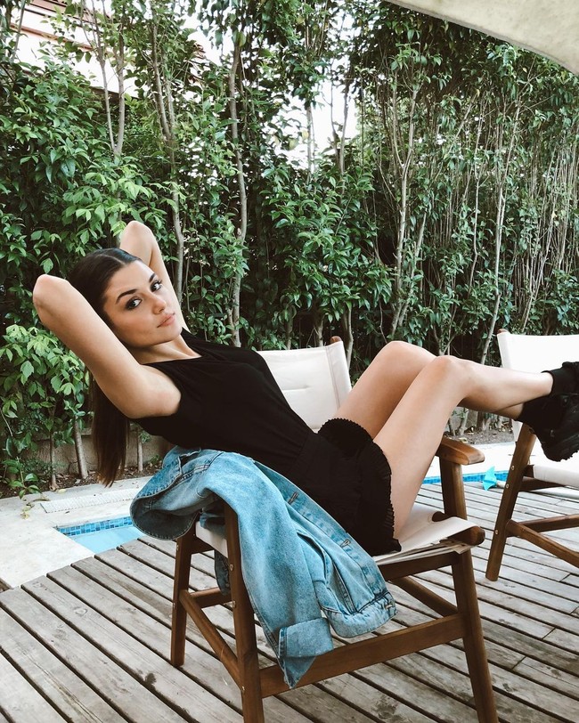 Dari situ, kariernya di dunia seni peran mulai terbuka. Hande mendapat banyak judul drama Turki.  Foto: dok. Instagram