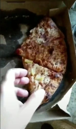 Seorang Pria Menghangatkan Pizza Pakai Toaster