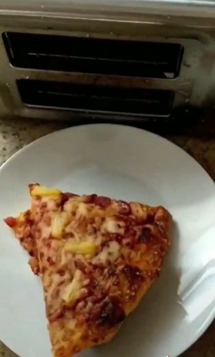 Seorang Pria Menghangatkan Pizza Pakai Toaster