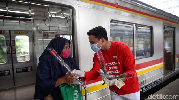 Dalam rangka memperingati Hari Ibu sejumlah penumpang Commuter Line mendapat karangan bunga. Bungan ini diberikan khusus untuk para ibu.