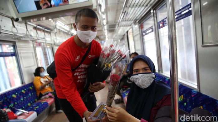 Hari Ibu Penumpang Commuter Line Dapat Bunga Dalam rangka memperingati Hari Ibu sejumlah penumpang Commuter Line mendapat karangan bunga. Bungan ini diberikan khusus untuk para ibu.