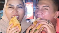 Pemilik bisnis kuliner Sate Taichan dan Ngikan ini  diketahui hobi masak dan makan. Momen makannya pun banyak diunggah lewat instagramnya. Salah satunya saat asyik makan pastel ini. Foto: instagram @rachelvennya