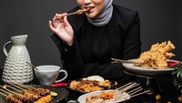 Makan sate taichan dan berbagai menu lain sendirian. Wah makannya banyak juga ya. Nggak mau ngajak makan netizen di rumah nih? Foto: instagram @rachelvennya