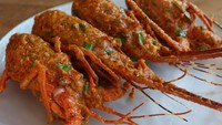 Mengaku baru pertama kali makan lobster saus padang, Rachel menilai rasanya enak. Padahal ia mengaku alergi makan udah lho. Wah kalau gitu makannya jangan banyak-banyak nih. Foto: instagram @rachelvennya