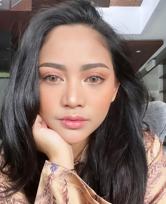 Kemudian tepat di Hari Ibu, 22 Desember 2020, Rachel Vennya mengunggah foto yang menampilkan sosoknya tak berhijab. Berpose close-up ke kamera dengan rambut hitamnya yang tergerai dan memakai riasan flawless, Rachel hanya memberikan caption hati di keterangan fotonya. Foto: instagram @rachelvennya