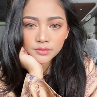 Kemudian tepat di Hari Ibu, 22 Desember 2020, Rachel Vennya mengunggah foto yang menampilkan sosoknya tak berhijab. Berpose close-up ke kamera dengan rambut hitamnya yang tergerai dan memakai riasan flawless, Rachel hanya memberikan caption hati di keterangan fotonya. Foto: instagram @rachelvennya